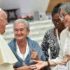 "Smaschilizzare la Chiesa?" pope-francis-with-women